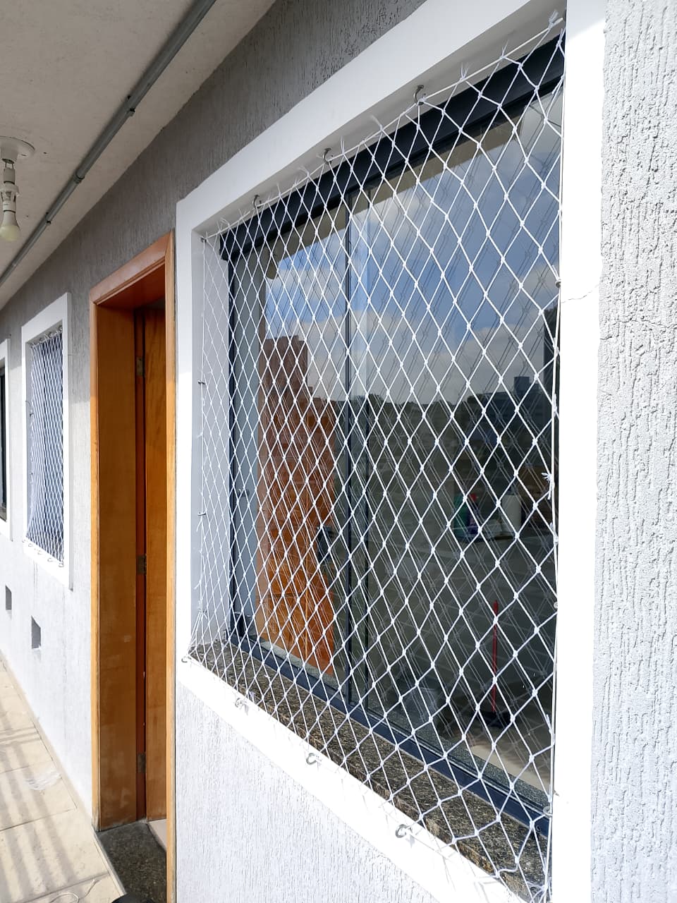 Tela de proteção instalada em janela de apartamento