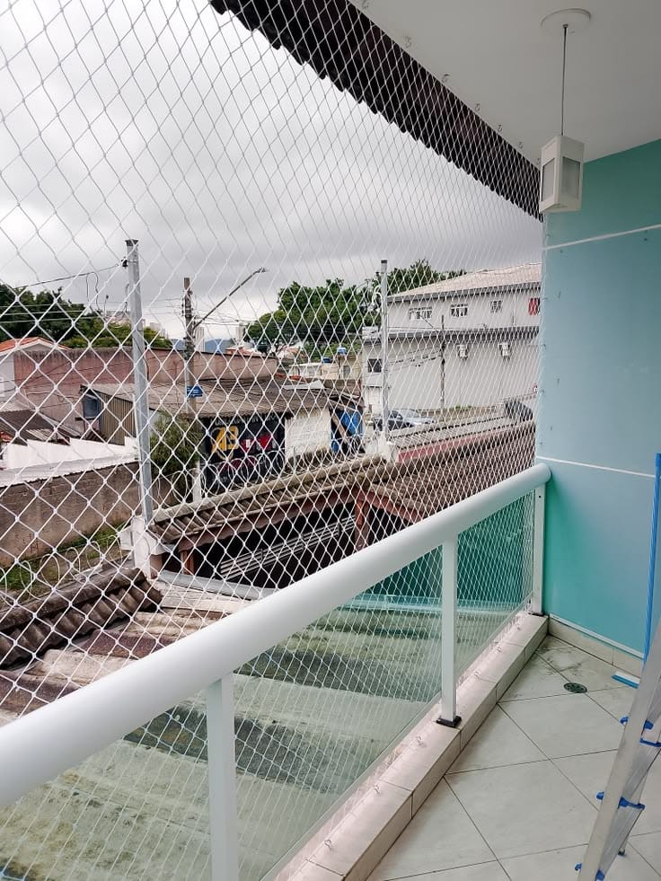 Tela de proteção em sacada com vista para a cidade