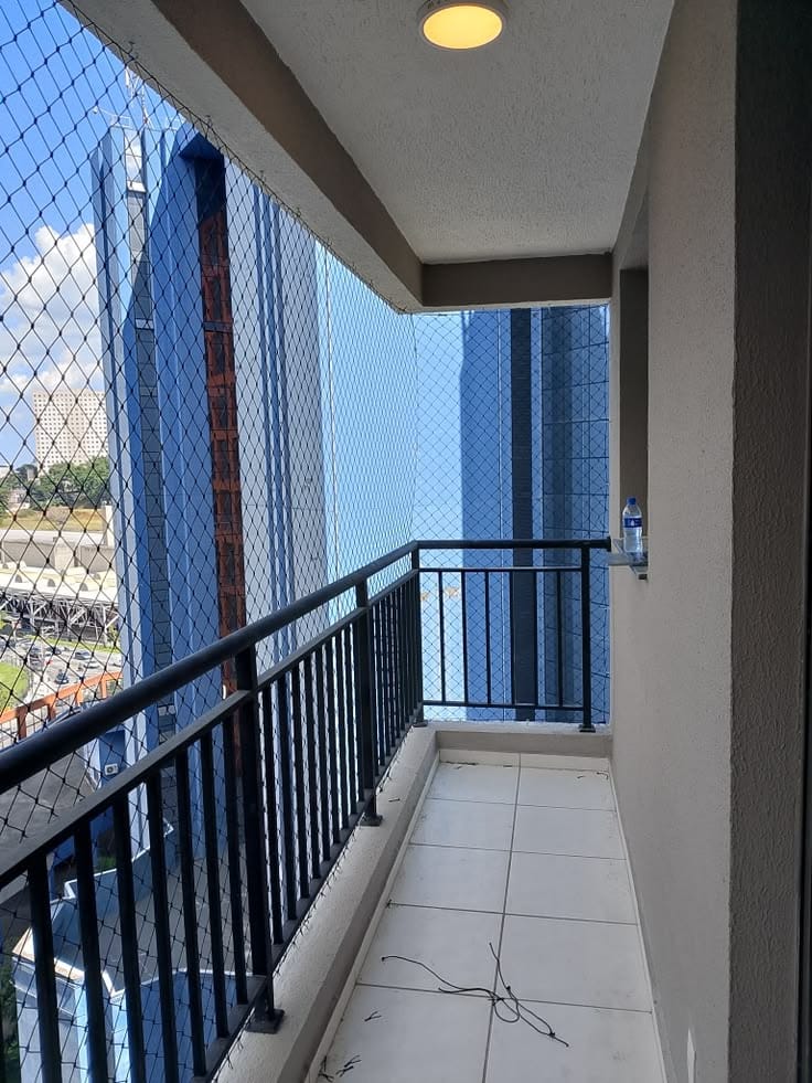 Tela de proteção em varanda gourmet com porta de vidro